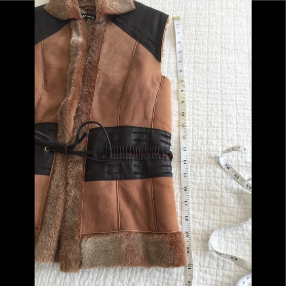 NWT Révue shearling vest w/brown leather accents & front tie closure - Picture 15 of 15